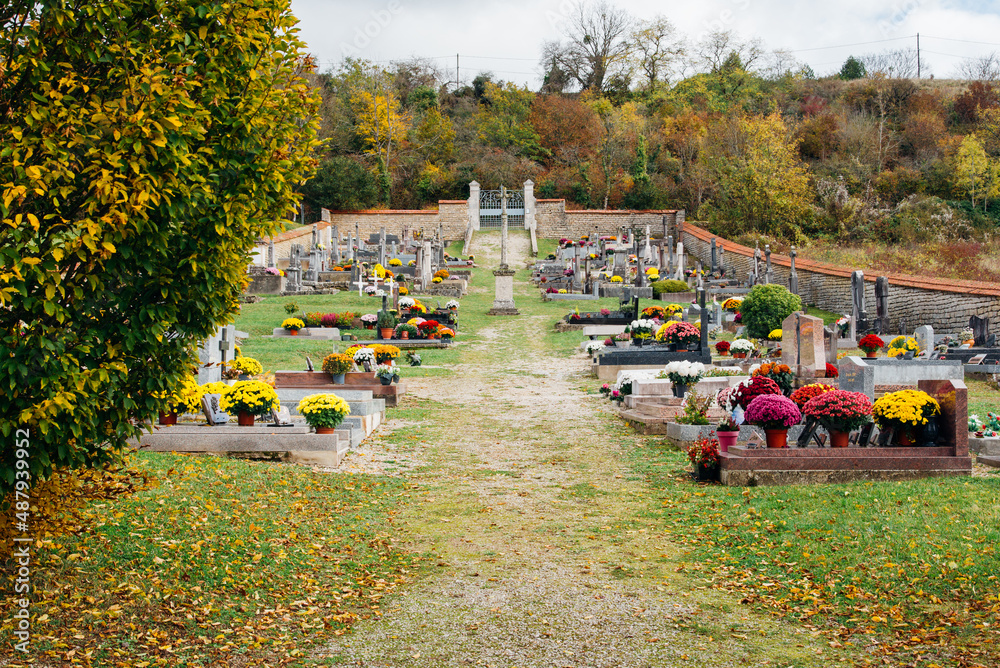 Un cimetière fleuri pour la Toussaint. Un cimetière et des tombes fleuries pendant l