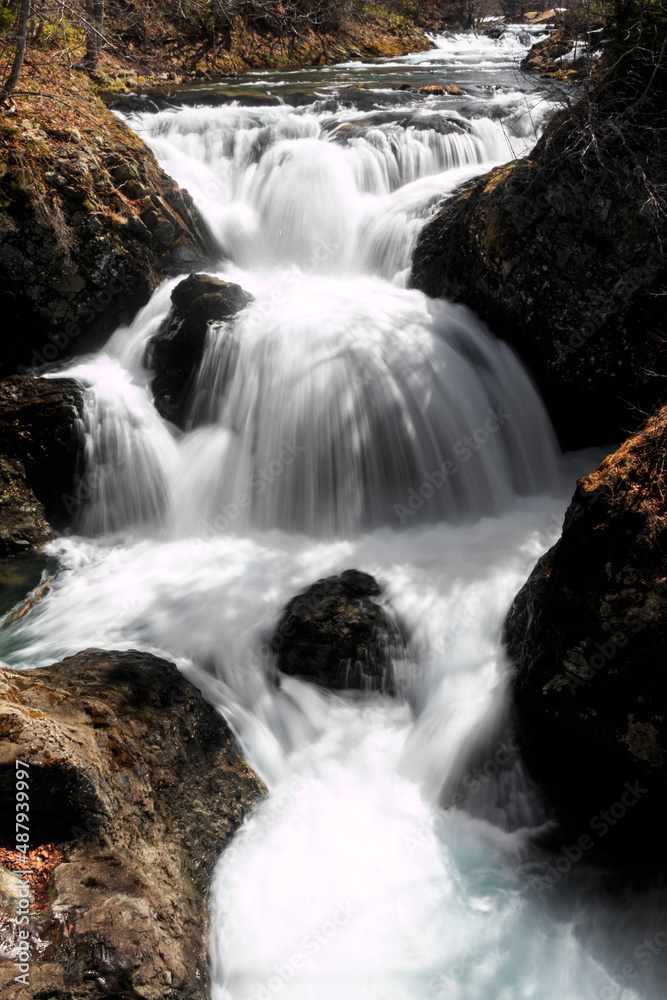 Fototapeta premium 北海道伊達市、雪解け水で迫力のある春の三階滝【4月】