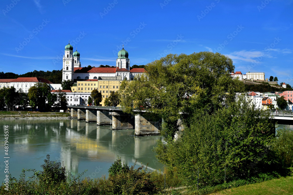 Marienbrücke über den Inn und im Hintergrund der Stephansdom in Passau