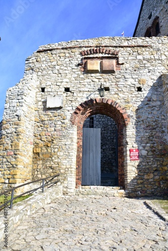 Zamek B  dzi  ski    redniowieczna  warownia  obronna  wzniesiona  w po  owie  XIV wieku  na  szlaku  Orlich Gniazd  Ma  opolsce