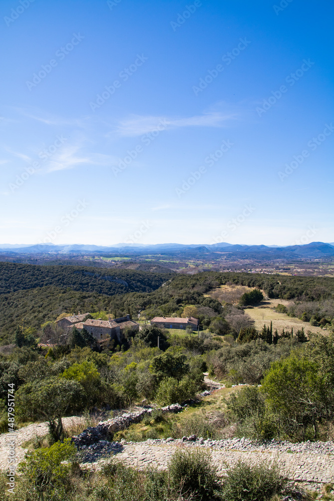 Paysage autour du Château d’Allègre sur le flanc du Mont Bouquet (Occitanie, France)