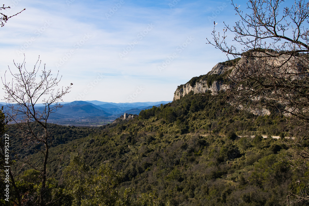 Vue sur les ruines du Château d’Allègre sur le flanc du Mont Bouquet (Occitanie, France)