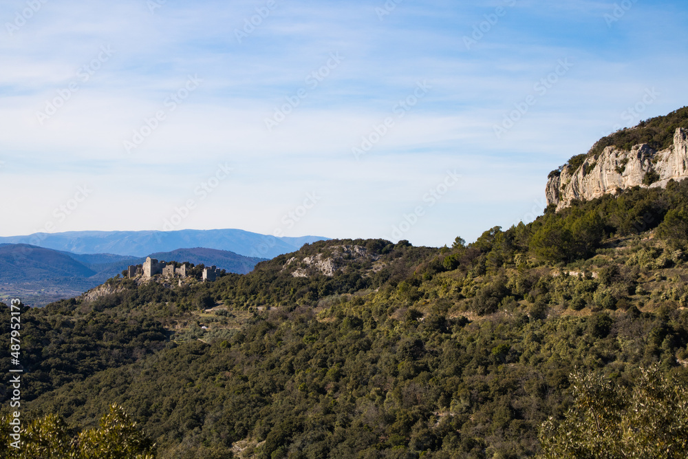 Vue sur les ruines du Château d’Allègre sur le flanc du Mont Bouquet (Occitanie, France)