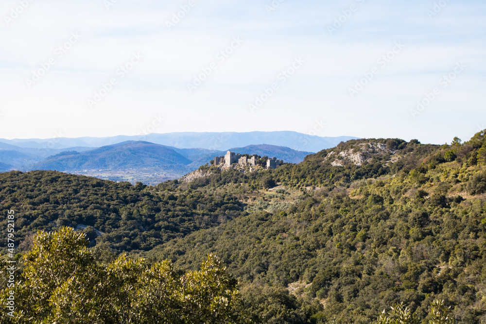 Vue sur les ruines du Château d’Allègre sur le flanc du Mont Bouquet (Occitanie, France)