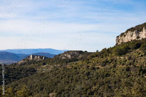 Vue sur les ruines du Château d’Allègre sur le flanc du Mont Bouquet (Occitanie, France)