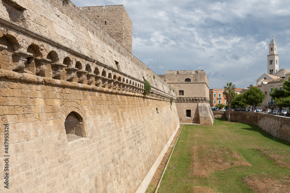 Bari. Esterno delle mura del Castello Normanno Svevo
