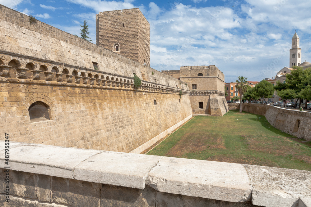 Bari. Esterno delle mura del Castello Normanno Svevo