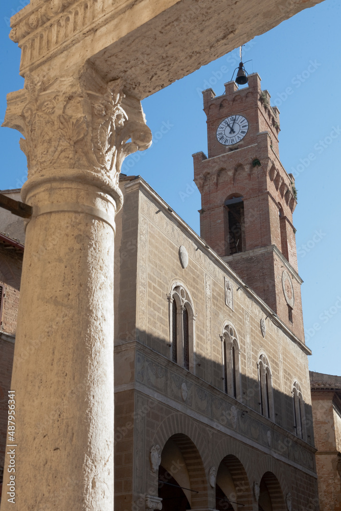 Montepulciano.Siena.Piazza Grande con il Palazzo Comunale.