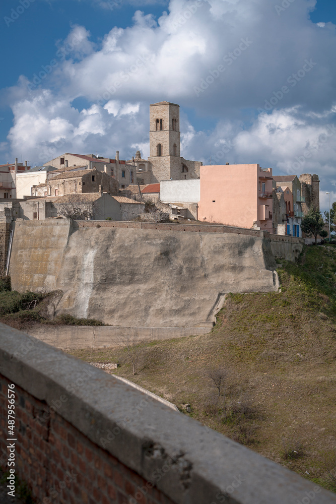 Miglionico, Matera. Panorama del borgo sullo sperone roccioso con il campanile della Parrocchia S. Maria Maggiore
