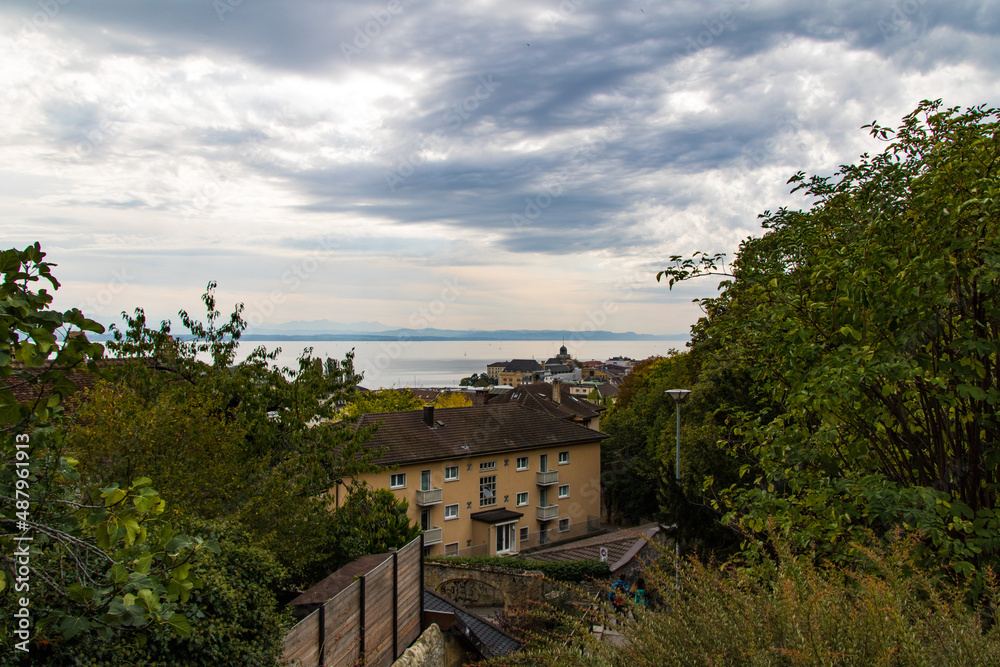 Vue sur les toits de la ville de Neuchâtel depuis les hauteurs (Canton de Neuchâtel, Suisse)