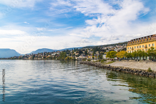Vue sur la ville de Neuchâtel depuis le bord du lac (Canton de Neuchâtel, Suisse)