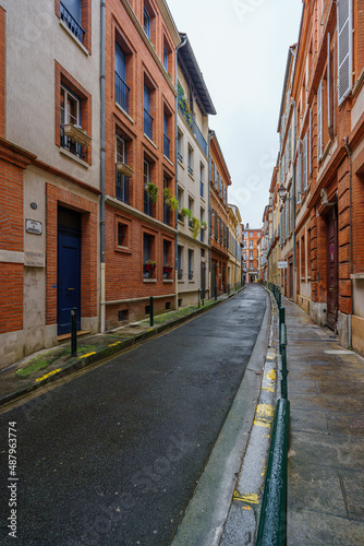 Fototapeta Naklejka Na Ścianę i Meble -  Empty old street in Toulouse old city