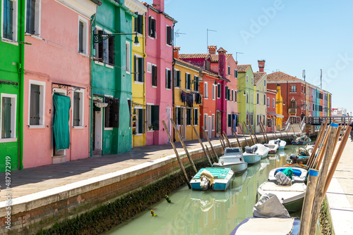 Bunte Häuser auf der Insel Murano bei Venedig mit einem Canal und Booten