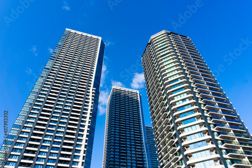 Exterior of high-rise condominium and refreshing blue sky scenery_sky_37