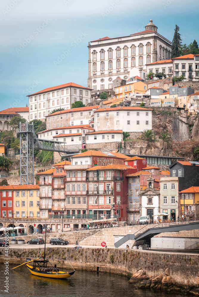 Old town of Oporto from the bridge of San Luis, with the river and a boat in the foreground, and the Cathedral and the Diocese of Oporto in the background.