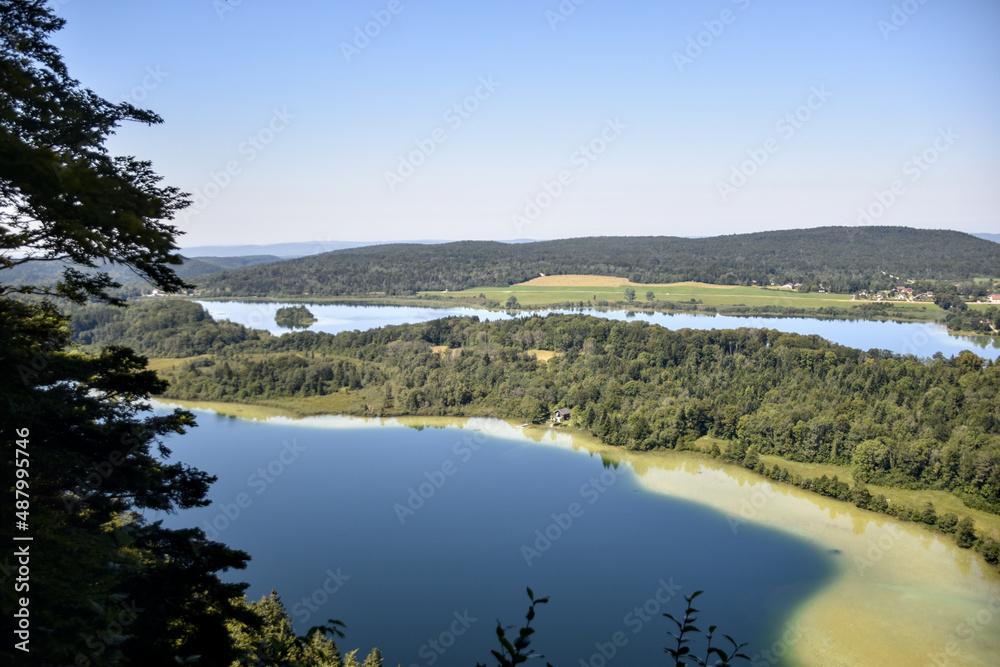 Le Belvédère des 4 Lacs est un point de vue magnifique sur les lacs de Narlay, Ilay, Petit et Grand Maclu.  Ce Belvédère se trouve à proximité du village de la Chaux-du-Dombief dans le Jura.