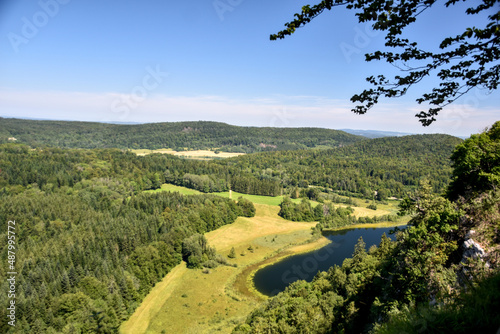 Le Belvédère des 4 Lacs est un point de vue magnifique sur les lacs de Narlay, Ilay, Petit et Grand Maclu.  Ce Belvédère se trouve à proximité du village de la Chaux-du-Dombief dans le Jura. photo