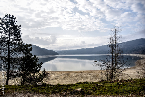 La Plage de Bellecin est située sur le plus grand lac du Jura, le Lac de Vouglans. Au coeur de l'espace naturel jurassien, cette plage est un agréable lieu de baignade en été.