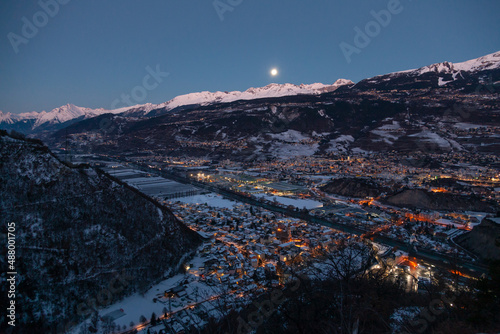 Ville, villages et industries dans la petite ville de Sierre, dans la vallée du Rhône, en Valais, dans les Alpes Suisse Fototapet