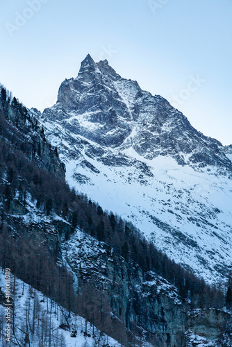 Montagne rocheuse en hiver à Zinal dans les Alpes suisses
