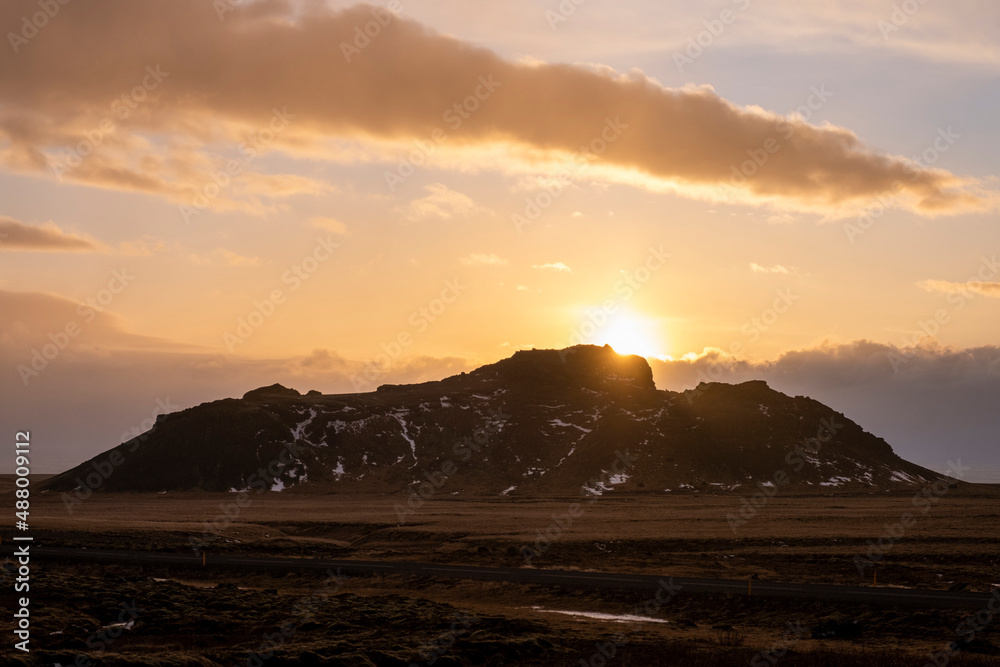 Sonnenuntergang über dem Tindhóll (183m) nahe Krýsuvík im Süden Islands