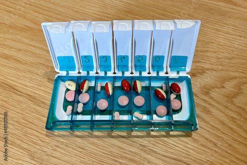Boîte en plastique contenant des médicaments