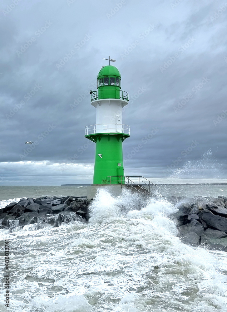 Der Warnemünder Leuchtturm im Sturm