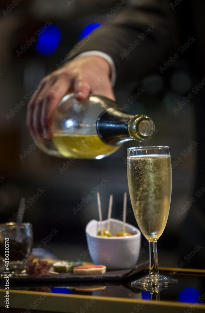 barman service au bar champagne
