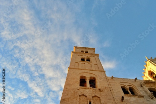 Nuvole dietro una chiesa medievale