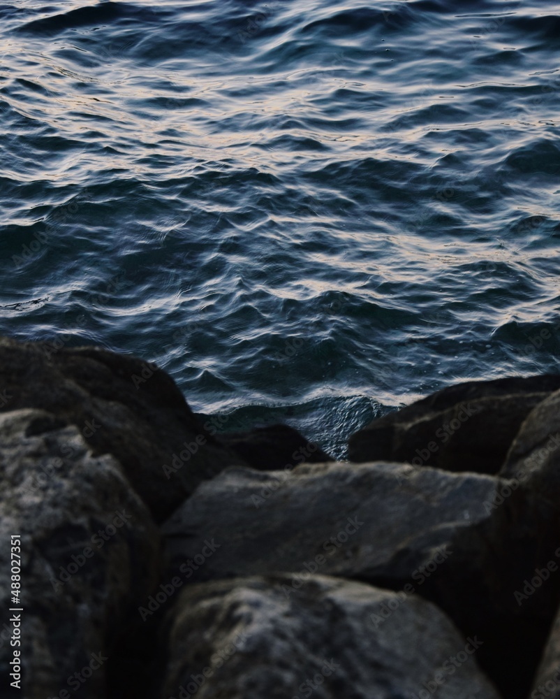 Fototapeta premium waves on the rocks