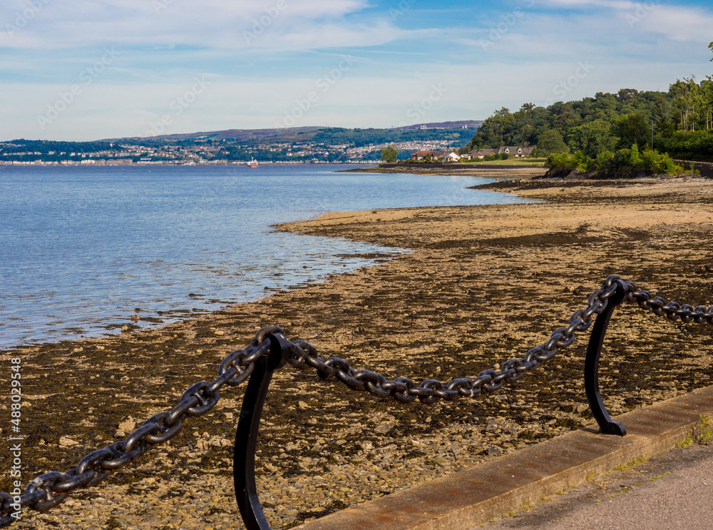 Obraz premium Beautiful summers day as Sandbanks, Dunoon, Scotland. UK