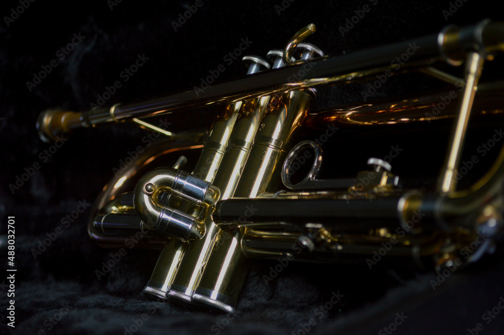 Obraz premium bronze trumpet musical instrument notes background