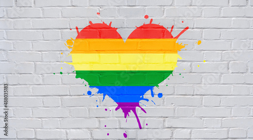 Herz aus den LGBT-Farben auf einer Mauer