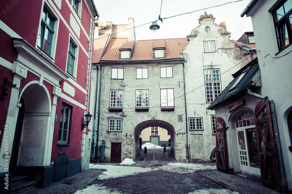 Obraz premium Swedish Gate in the old city of Riga. Medieval Gothic Architecture. Riga the capital of Latvia. Baltic states. Europe.