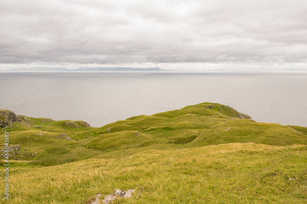 Panorama irlandese con oceano e scogliere