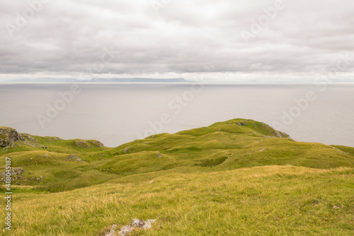 Panorama irlandese con oceano e scogliere photo