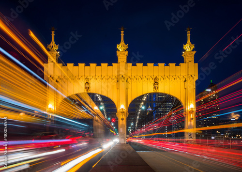 Konstfotografi Rush hour traffic on the Smithfield Street Bridge the day after Daylight Savings