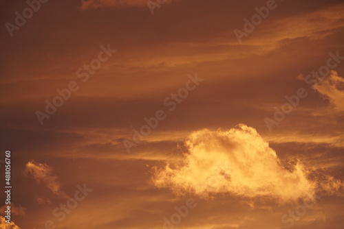 Wolken Himmel am Abend und bei stürmischem Wetter mit leuchtendem rot, orange und blau im Spektrum der Farben