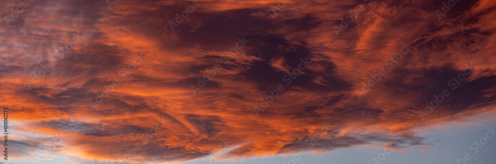 panorama sur les formes abstraites d'un nuage rouge en fin de journée