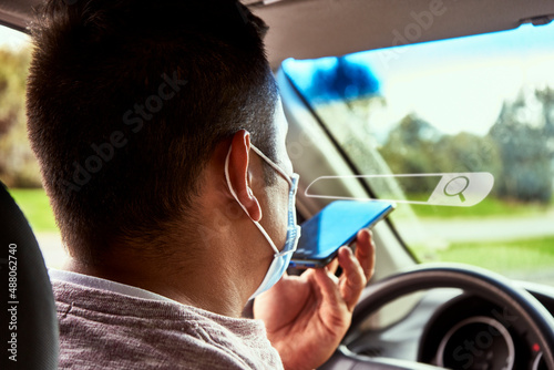 Tableau sur toile un hombre busca en su teléfono celular la ruta  más adecuada para un viaje por c