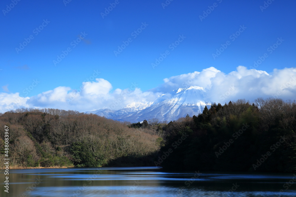 青空が広がる積雪した鳥取県の伯耆大山