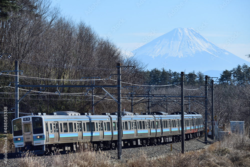 富士山を背景に走る中央本線211系普通列車