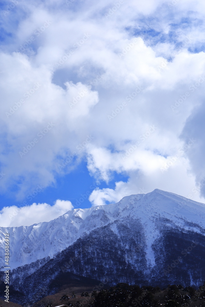 積雪し険しさを見せる鳥取県の伯耆大山と北壁