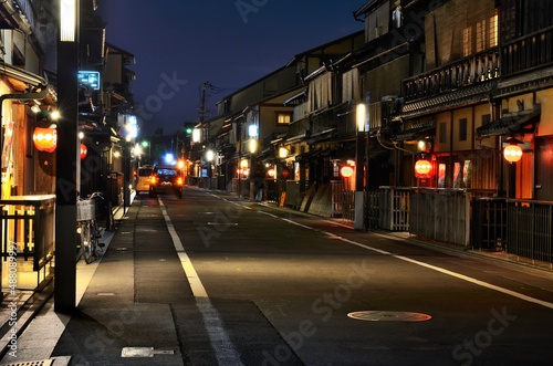 京都祇園四条通に有る京都五花街の一つである夜の祇園甲部の花見小路通（はなみこうじどおり） 