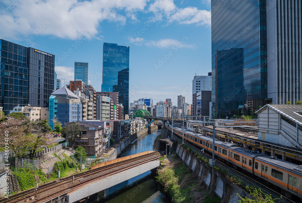 御茶の水駅からの風景　お茶の水駅　電車　ビル