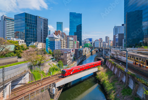 御茶の水駅からの風景　お茶の水駅　電車　ビル