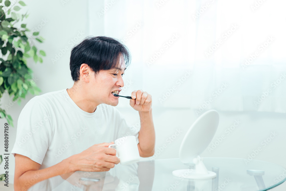 歯磨きをする男性
