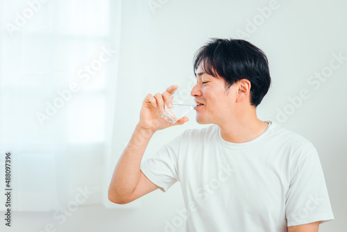 水・白湯を飲む男性（笑顔）
 photo