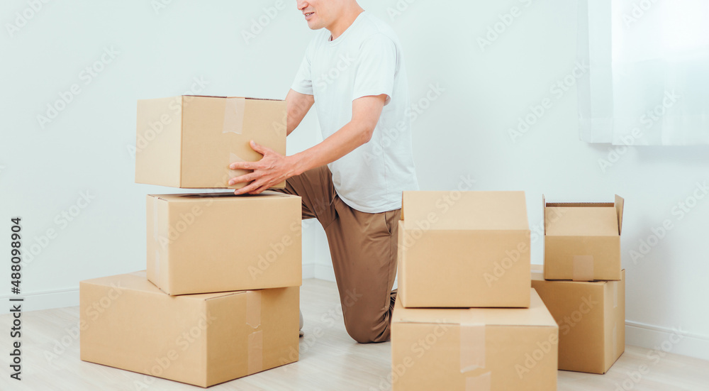 荷造りする男性(困る)
荷造りする男性(困る)