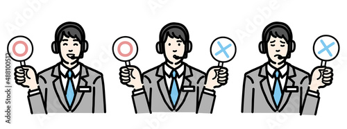 マルバツの札を持っているオペレーターの若い男性のセット
